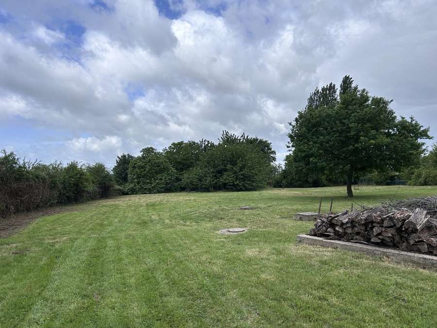 Pelouse impeccable après tonte dans l'Eure